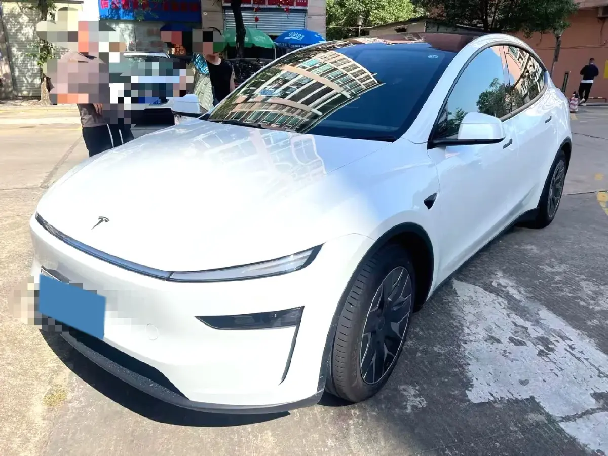 2025 Tesla Model Y L BEV