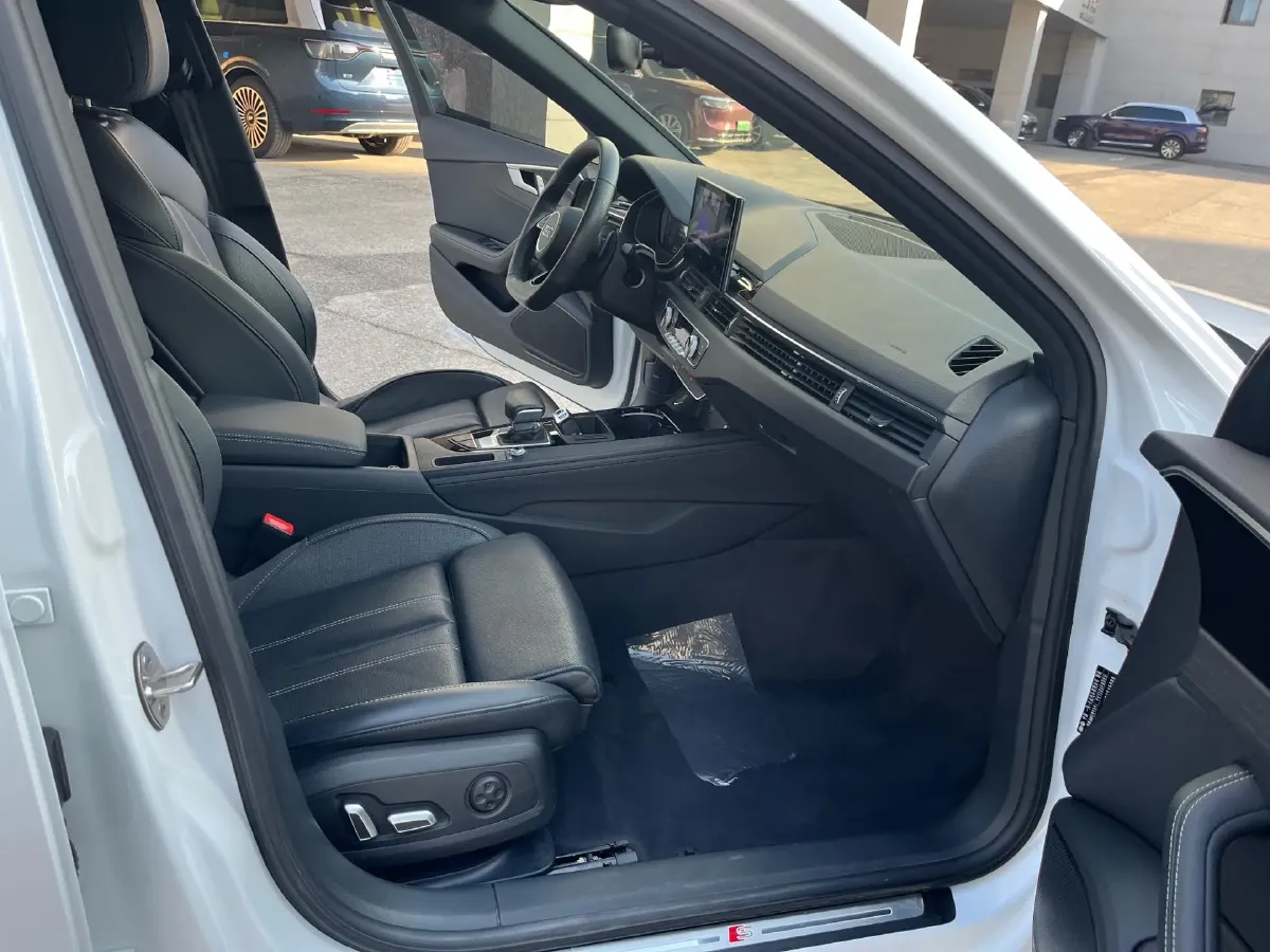 2024 Audi A4L 2.0T 190HP L4 7DCT,autocango,china used car exporter,china ev exporter,chinese used car exporter,chinese used ev exporter