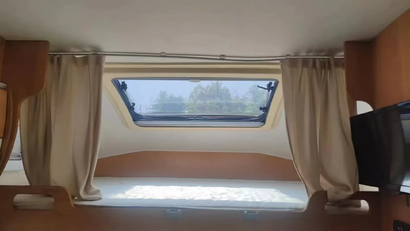 2018 Volkswagen Caravelle 2.0T 204HP L4 7DCT,autocango,china used car exporter,china ev exporter,chinese used car exporter,chinese used ev exporter