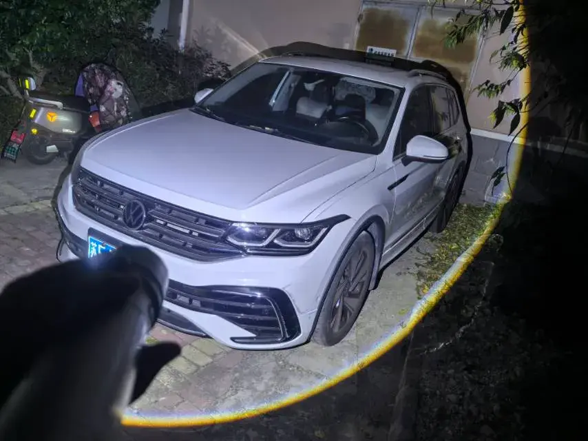 2023 Volkswagen Tiguan L 2.0T 220HP L4 7DCT