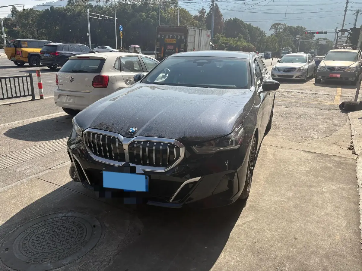 2024 BMW 5 Series 2.0T 258HP L4 8AT