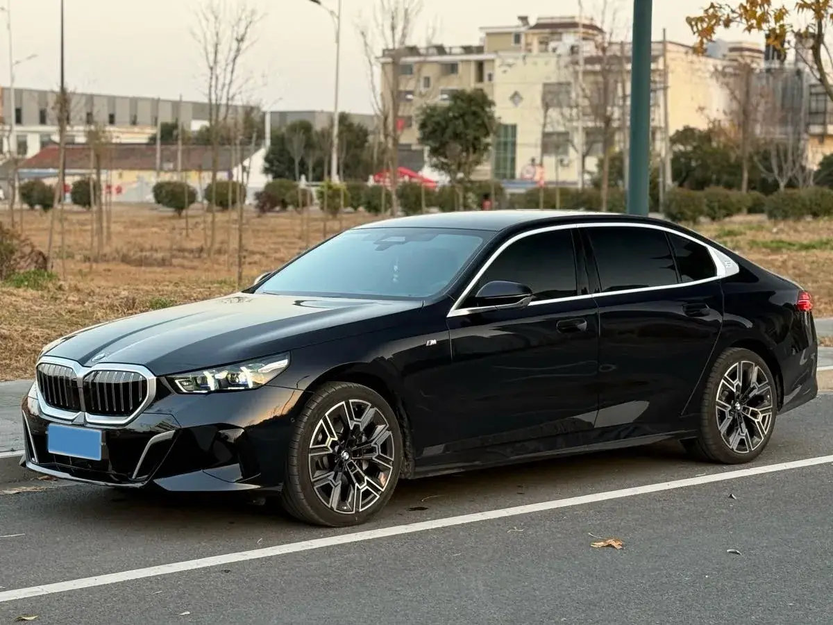 2024 BMW 5 Series 2.0T 258HP L4 8AT