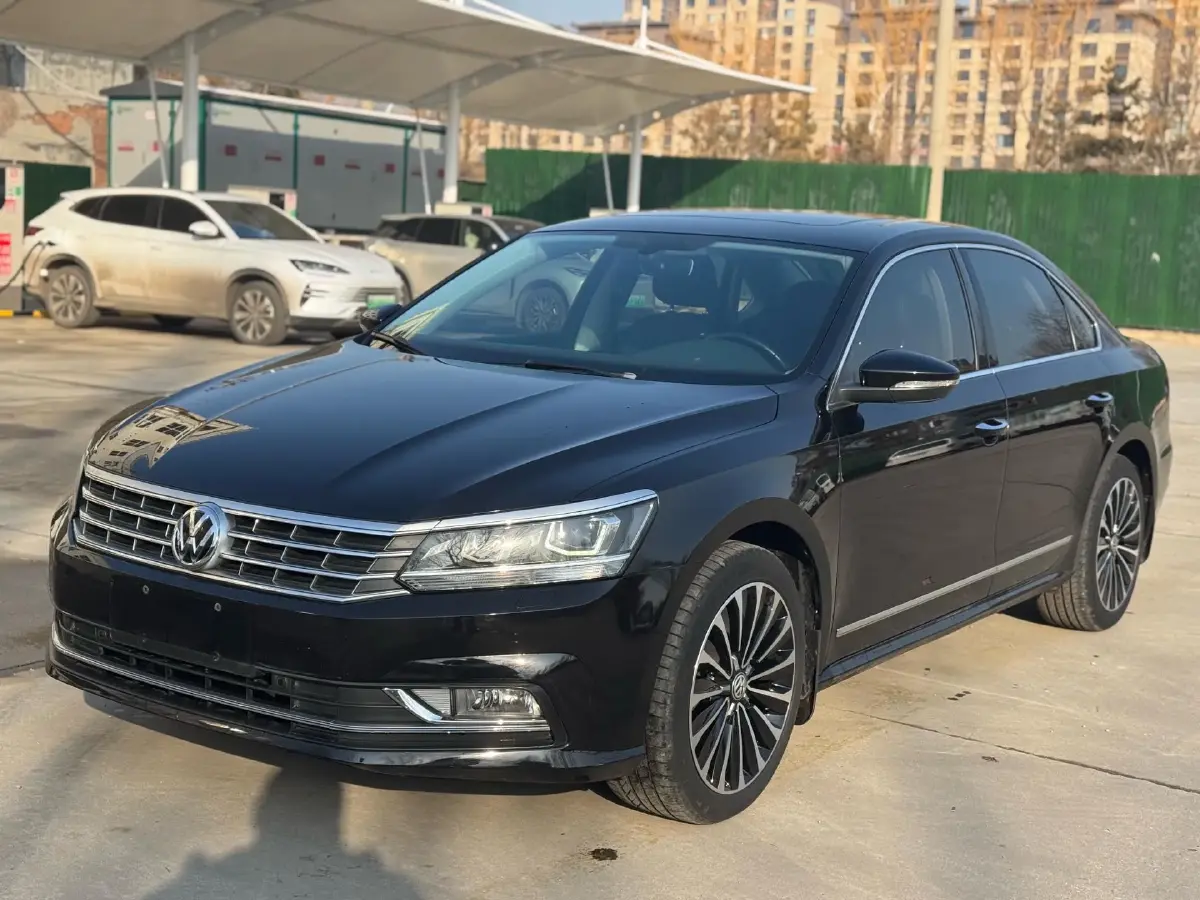 2017 Volkswagen Passat 2.0T 220HP L4 7DCT