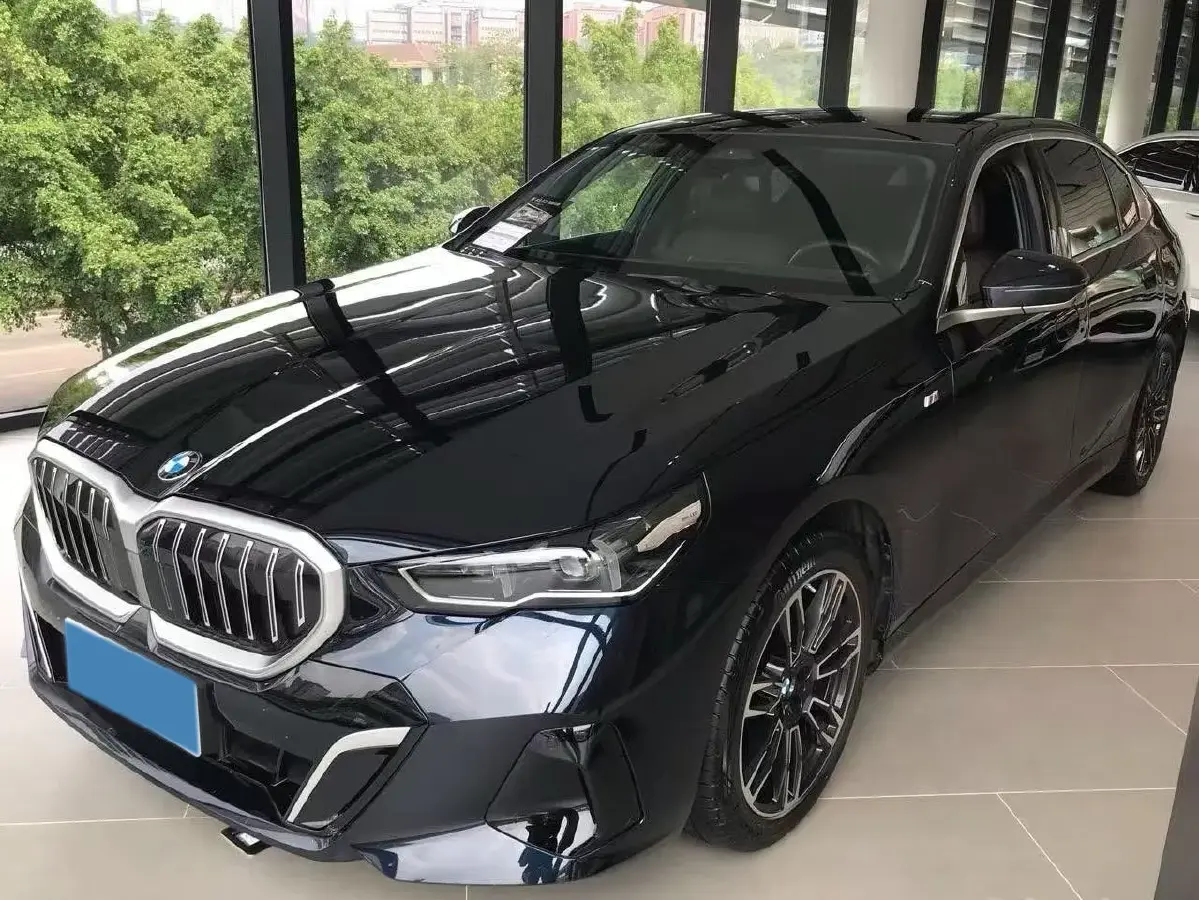 2024 BMW 5 Series 2.0T 258HP L4 8AT