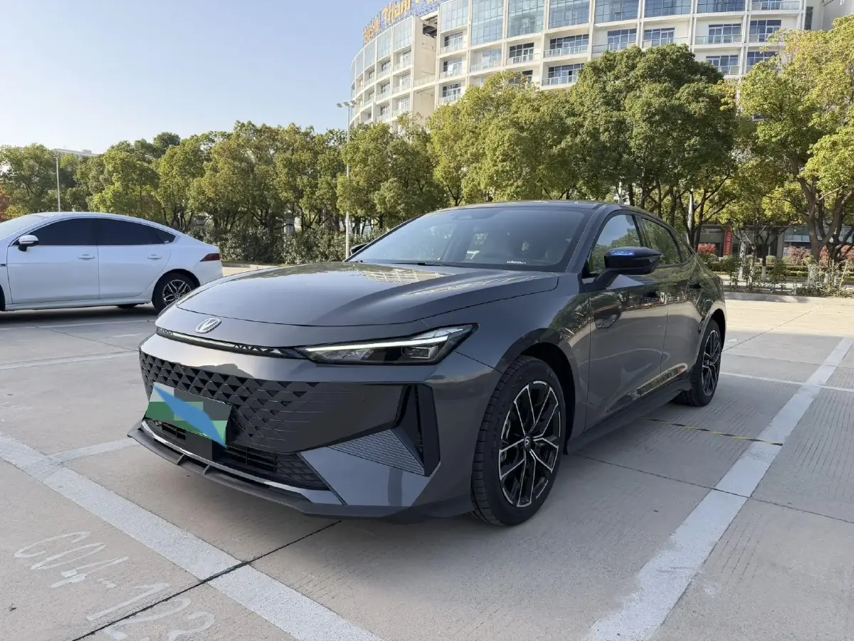 2024 ChangAn UNI-V iDD 1.5L 110HP L4 E-CVT PHEV 18.99KWH