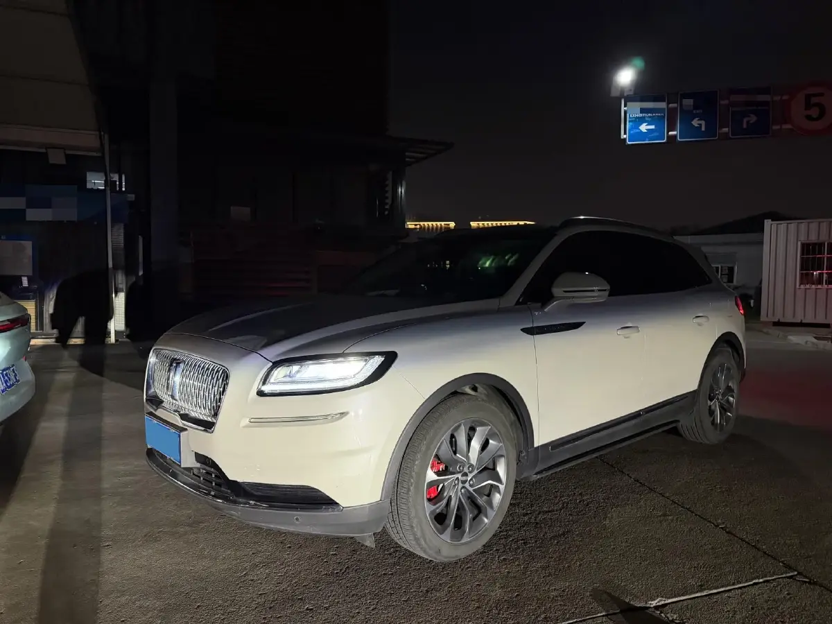 2021 Lincoln Nautilus 2.0T 245HP L4 8AT