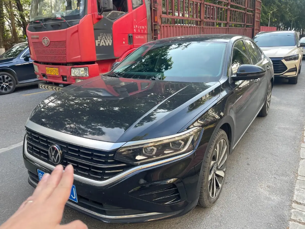 2024 Volkswagen Passat 2.0T 220HP L4 7DCT