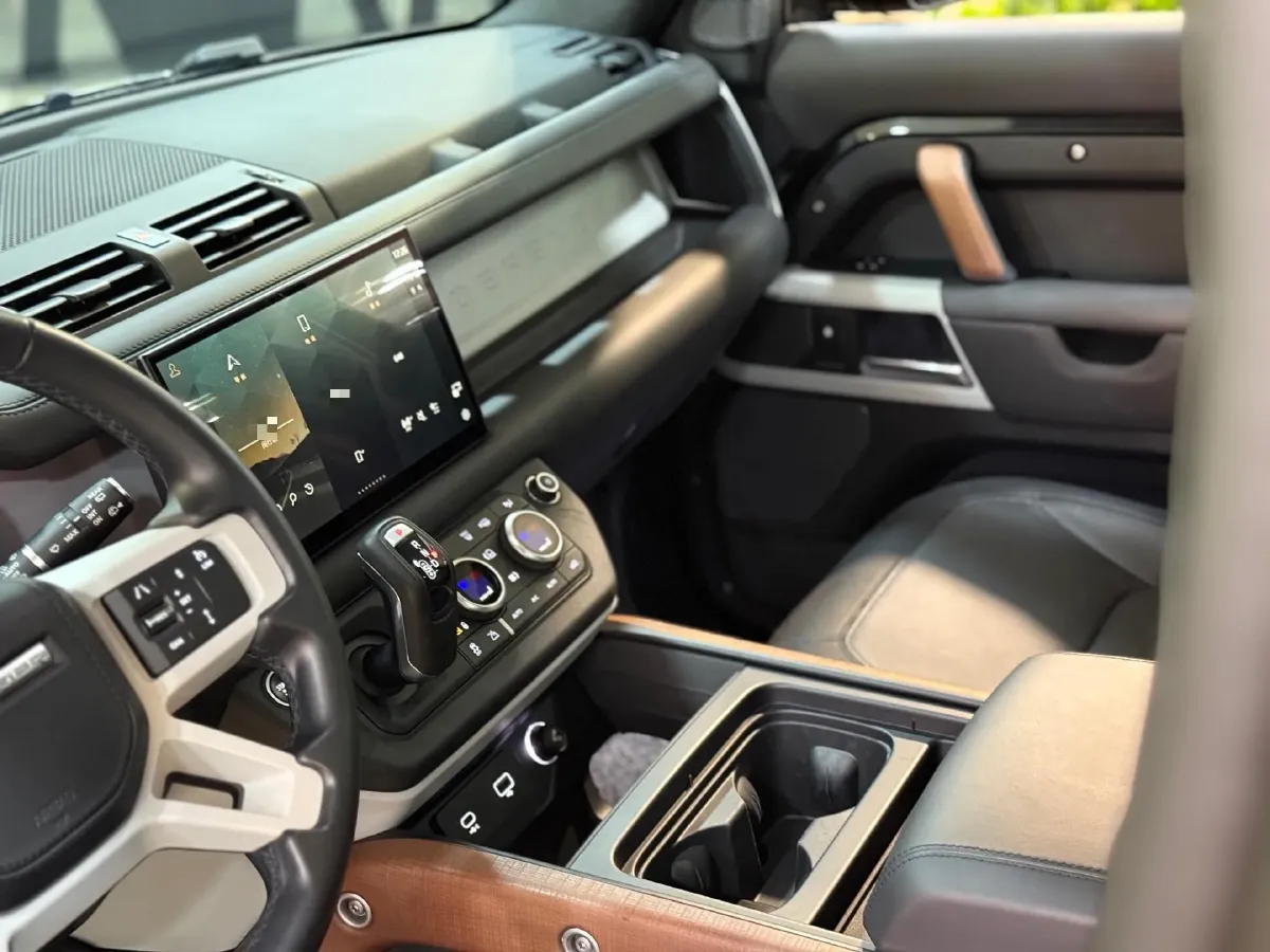 2022 Land Rover Defender 3.0T 400HP L6 8AT,autocango,china used car exporter,china ev exporter,chinese used car exporter,chinese used ev exporter