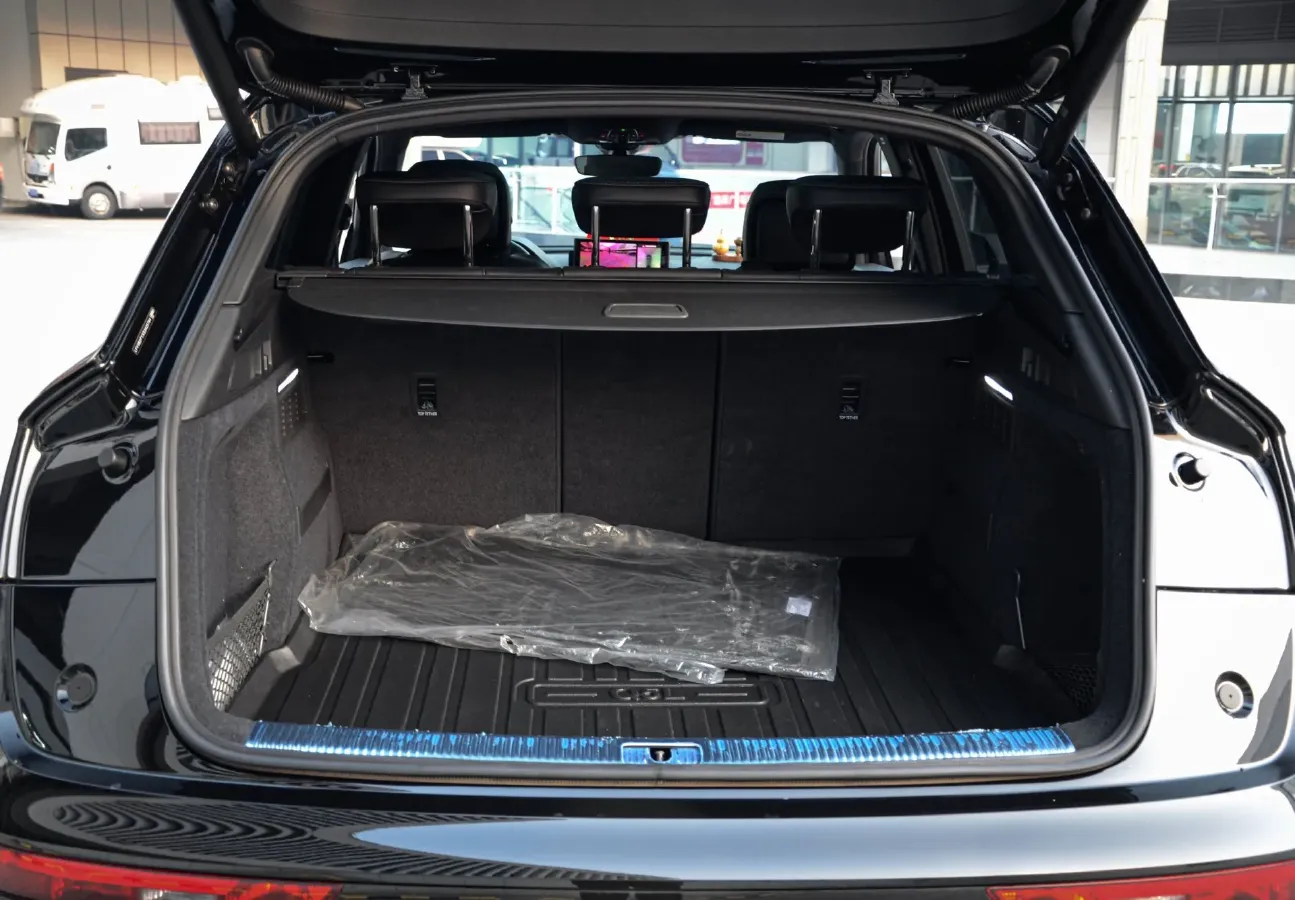 2025 Audi Q5L 2.0T 245HP L4 7DCT,autocango,china used car exporter,china ev exporter,chinese used car exporter,chinese used ev exporter