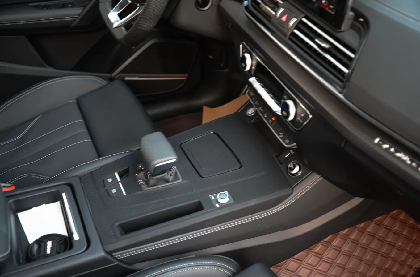 2025 Audi Q5L 2.0T 245HP L4 7DCT,autocango,china used car exporter,china ev exporter,chinese used car exporter,chinese used ev exporter