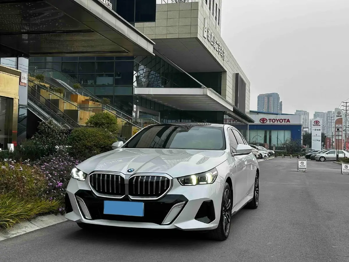 2024 BMW 5 Series 2.0T 190HP L4 8AT