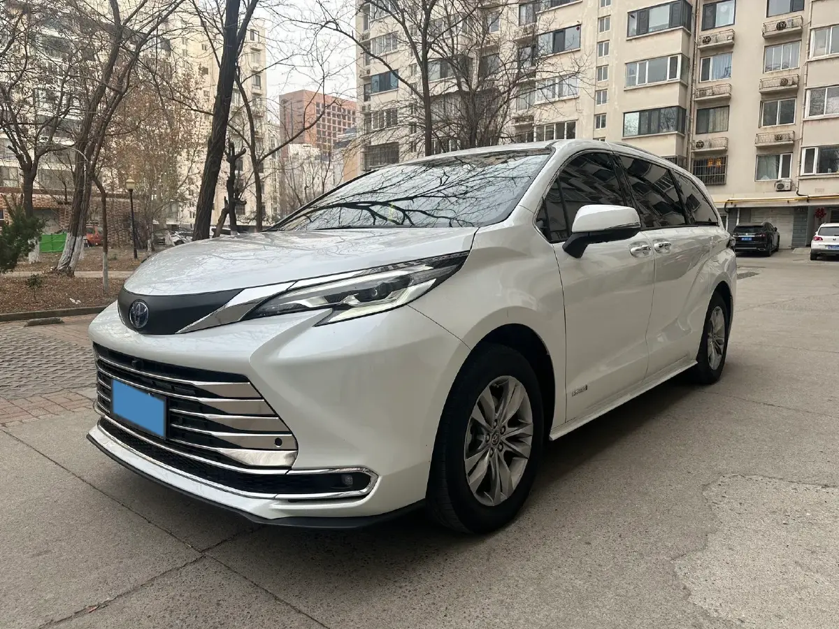 2023 Toyota Sienna 2.5L 189HP L4 E-CVT Hybrid