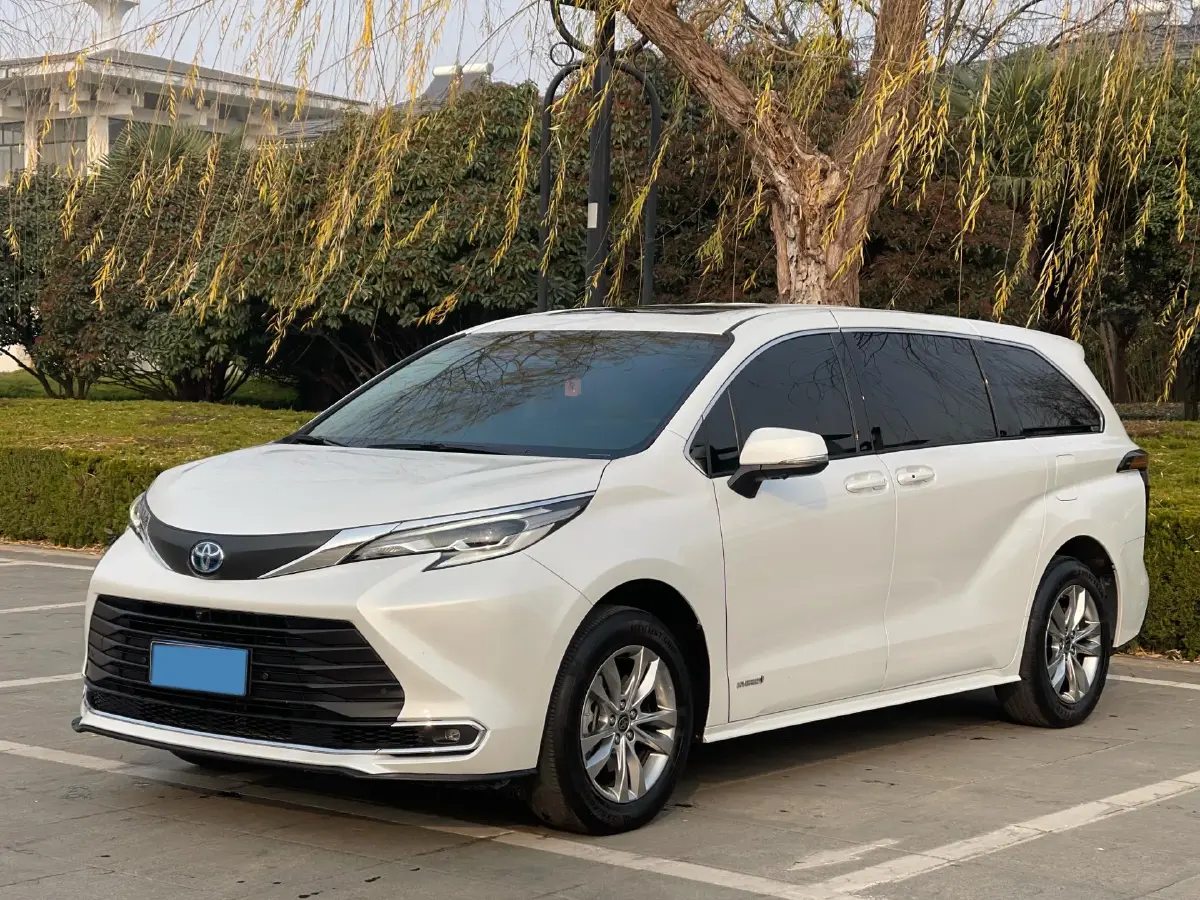 2023 Toyota Sienna 2.5L 189HP L4 E-CVT Hybrid