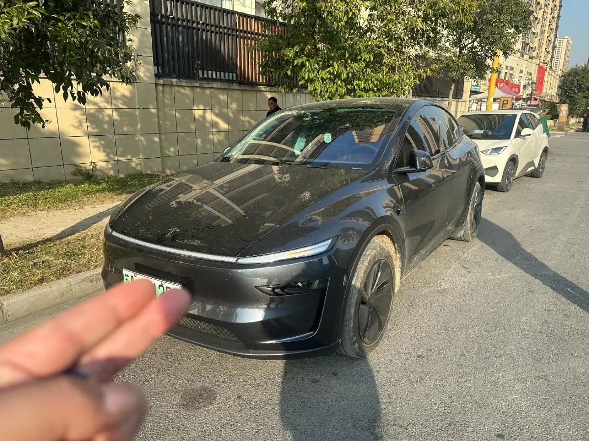 2025 Tesla Model Y BEV 62.5KWH