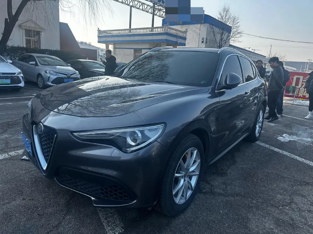 2017 Alfa Romeo Stelvio 2.0T 200HP L4 8AT