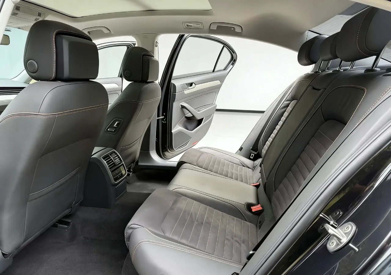 2020 Volkswagen Magotan 2.0T 186HP L4 7DCT,autocango,china used car exporter,china ev exporter,chinese used car exporter,chinese used ev exporter