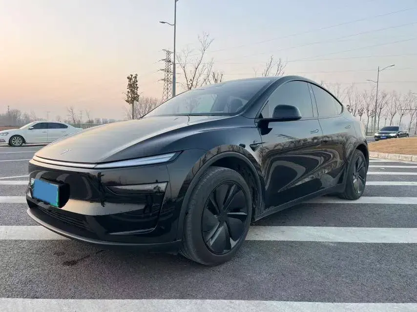 2025 Tesla Model Y BEV 62.5KWH