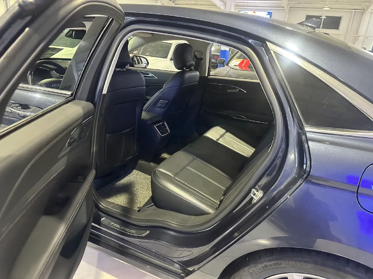 2019 Ford Taurus 2.0T 245HP L4 8AT,autocango,china used car exporter,china ev exporter,chinese used car exporter,chinese used ev exporter