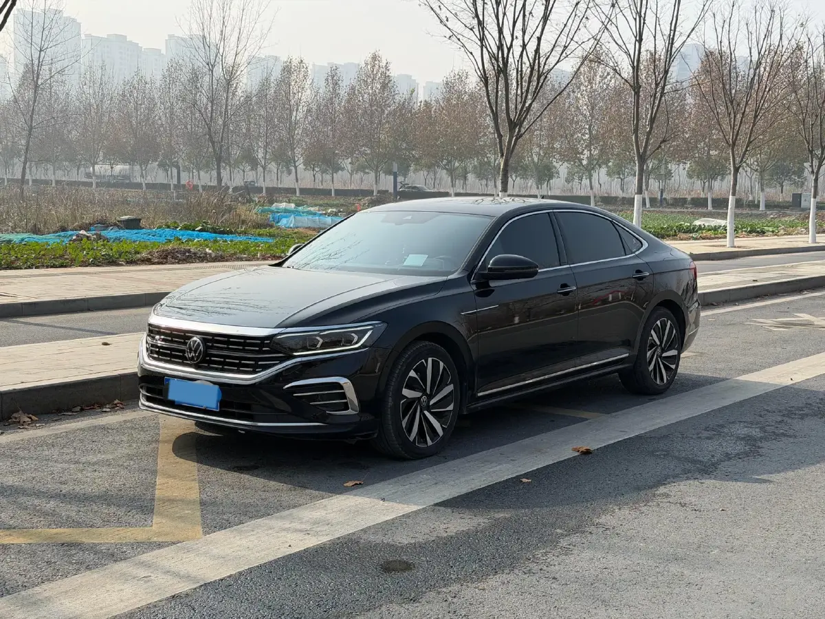 2023 Volkswagen Passat 2.0T 220HP L4 7DCT