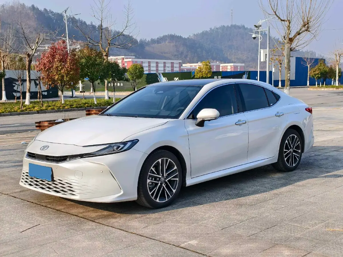 2026 Toyota Camry 2.0L 152HP L4 E-CVT Hybrid
