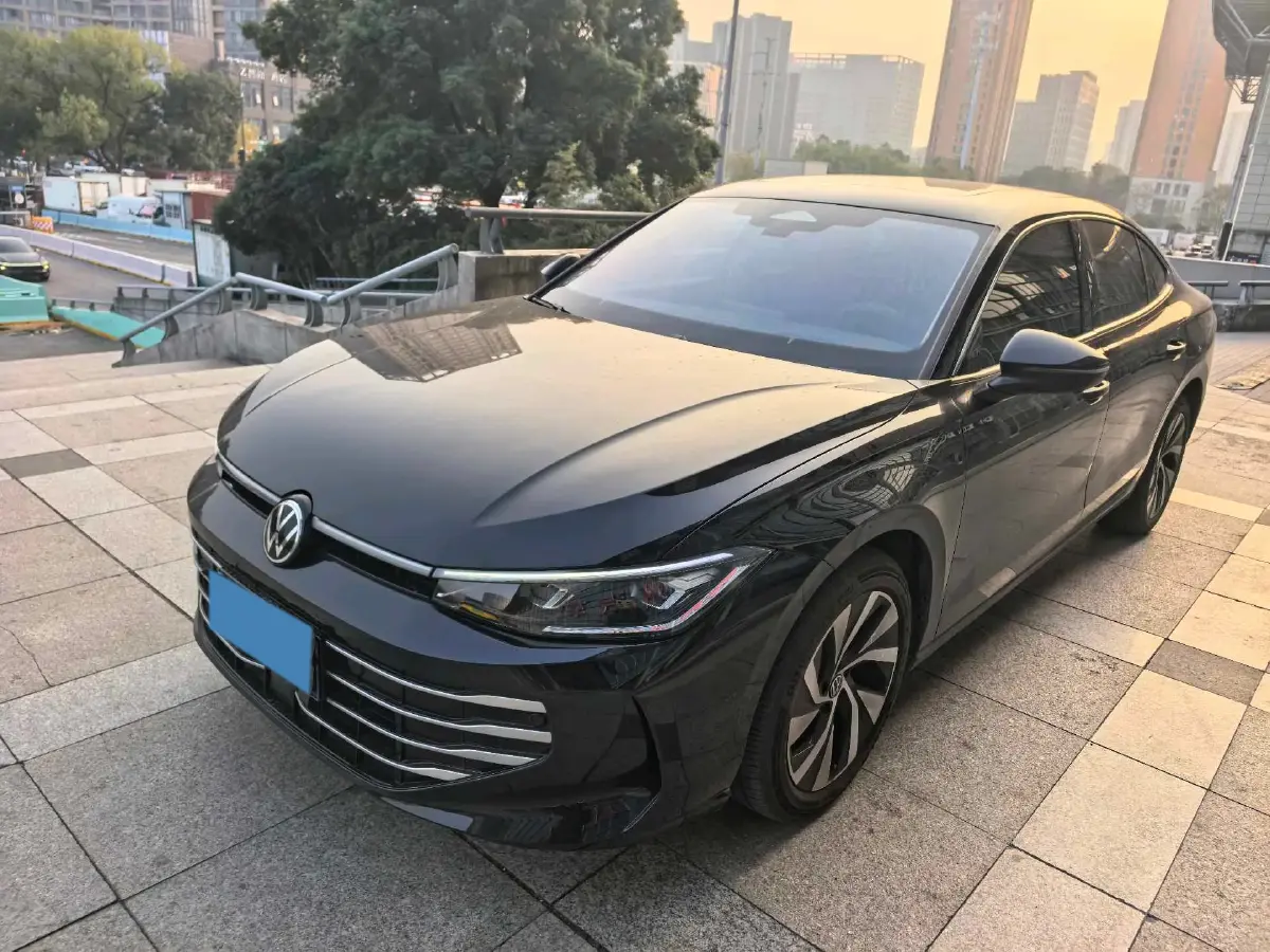 2025 Volkswagen Passat 2.0T 220HP L4 7DCT