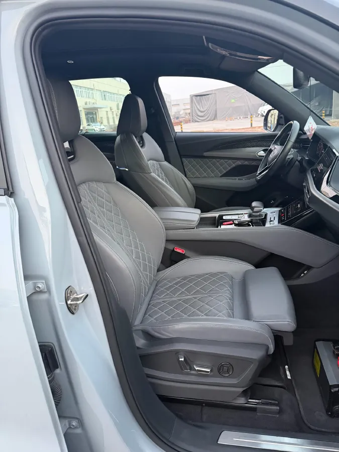 2024 Audi Q6 2.0T 265HP L4 7DCT,autocango,china used car exporter,china ev exporter,chinese used car exporter,chinese used ev exporter