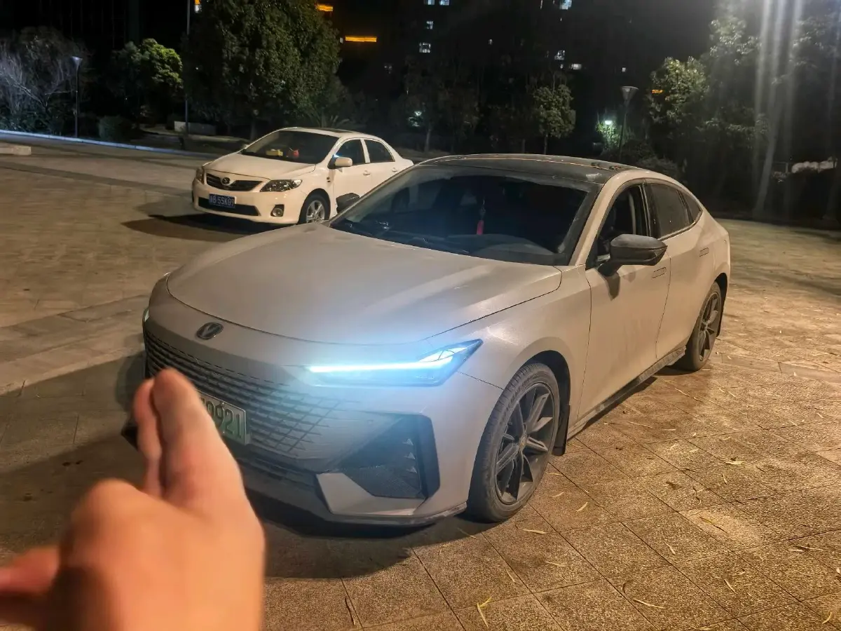 2023 ChangAn UNI-V iDD 1.5T 170HP L4 6TCT PHEV 18.4KWH