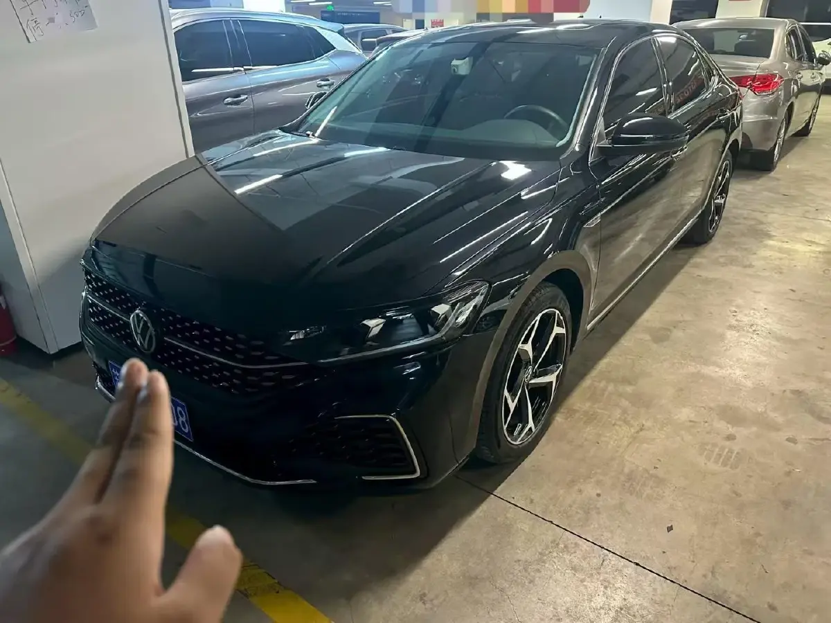 2025 Volkswagen Passat 2.0T 186HP L4 7DCT