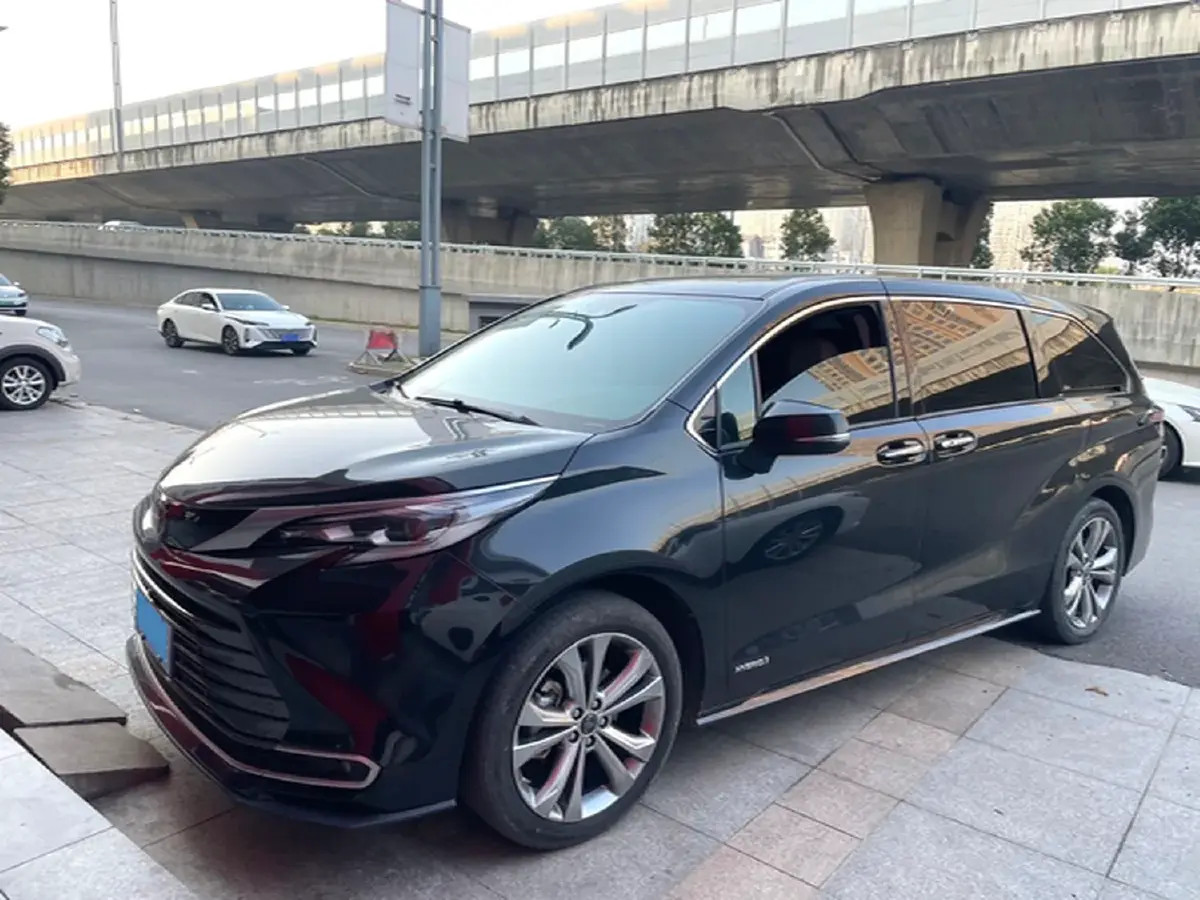 2023 Toyota Sienna 2.5L 189HP L4 E-CVT Hybrid