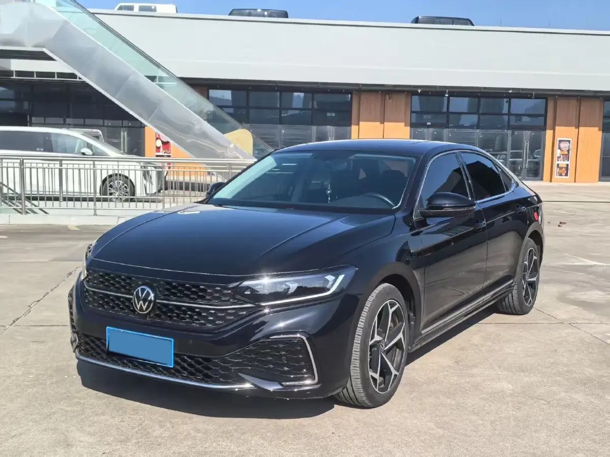 2023 Volkswagen Passat 2.0T 186HP L4 7DCT