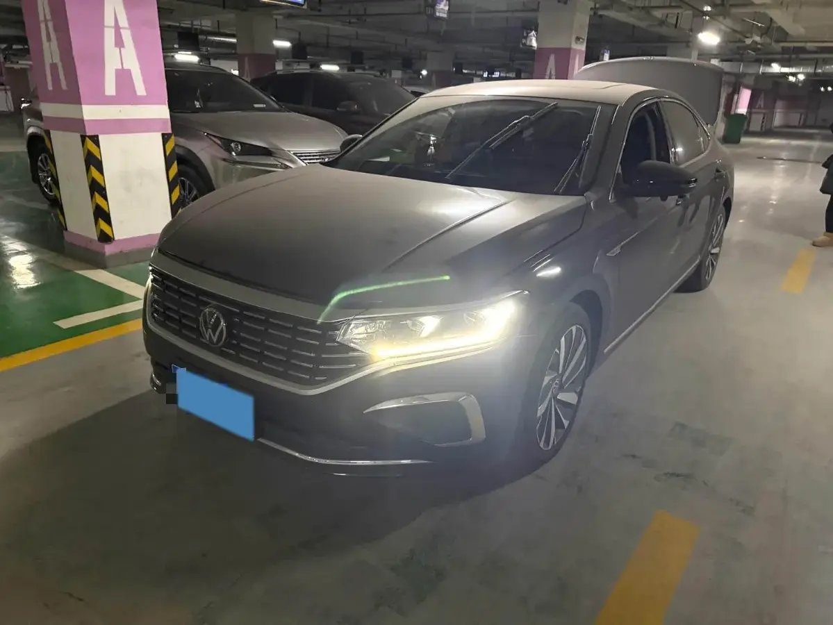 2024 Volkswagen Passat 2.0T 186HP L4 7DCT