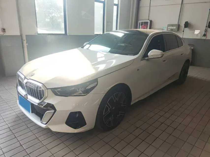 2024 BMW 5 Series 2.0T 258HP L4 8AT