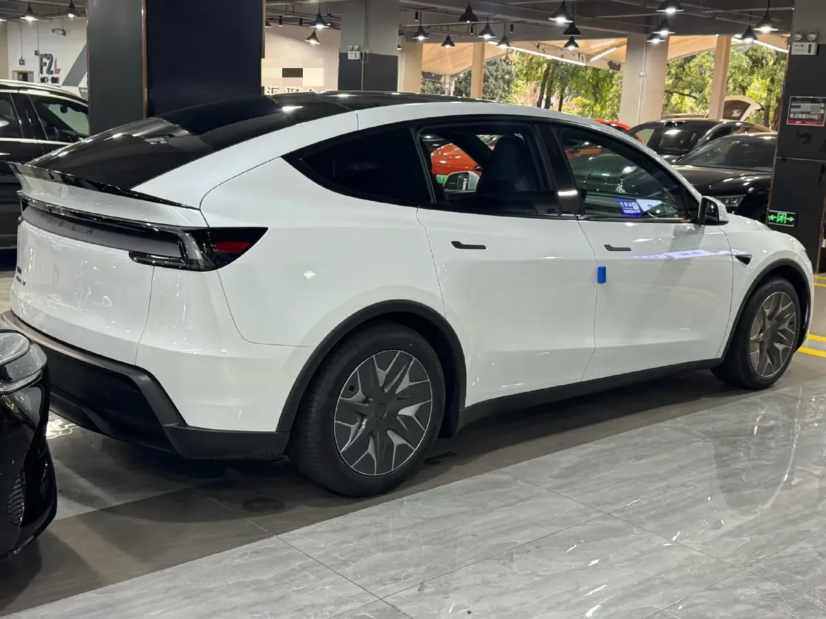 2025 Tesla Model Y L BEV,autocango,china used car exporter,china ev exporter,chinese used car exporter,chinese used ev exporter