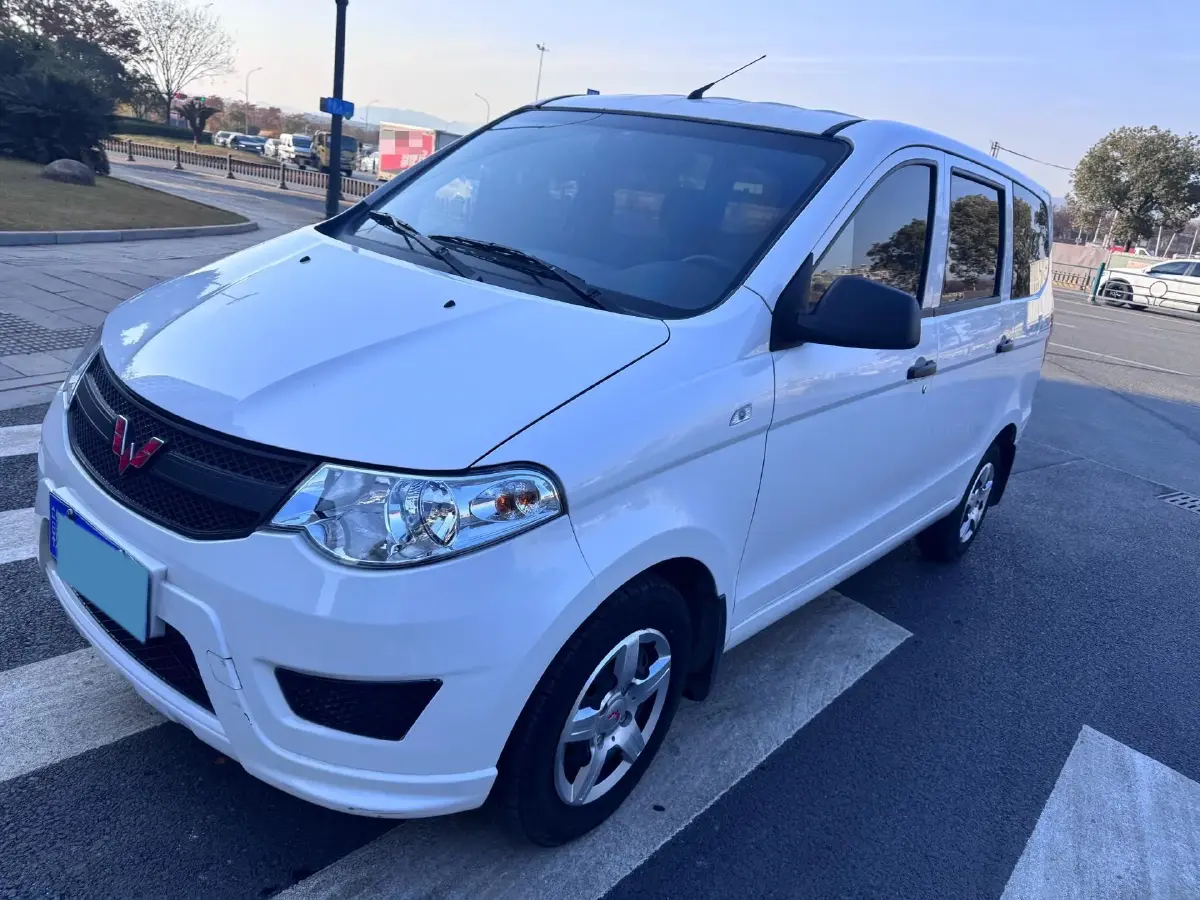 2021 WuLing RongGuang New Truck 1.5L 99HP L4 5MT