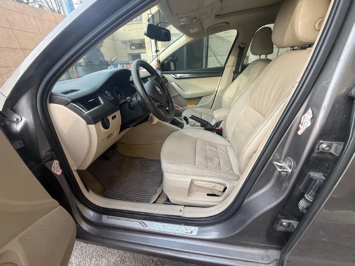 2015 Skoda Octavia 1.6L 110HP L4 6AT,autocango,china used car exporter,china ev exporter,chinese used car exporter,chinese used ev exporter