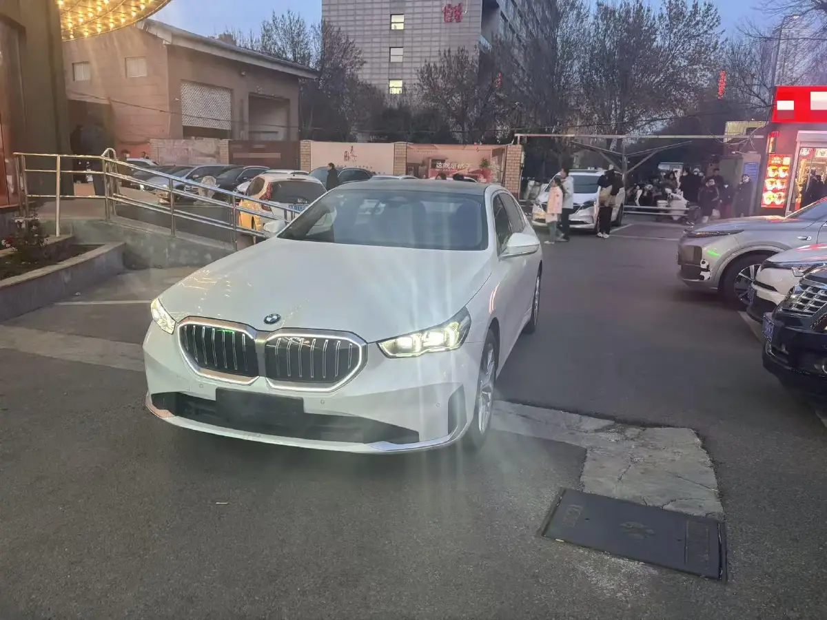 2024 BMW 5 Series 2.0T 190HP L4 8AT