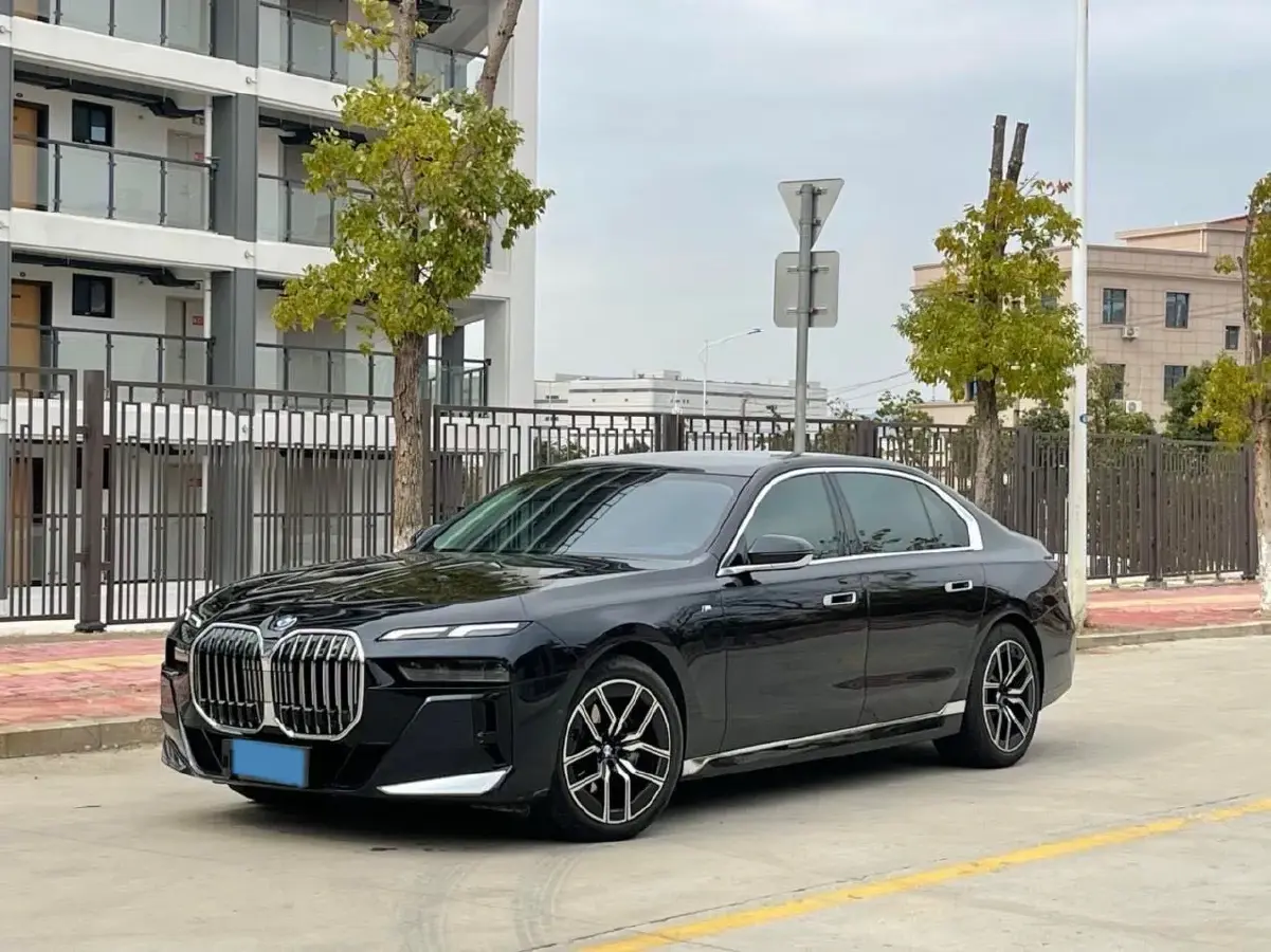 2023 BMW 7 Series 3.0T 272HP L6 8AT