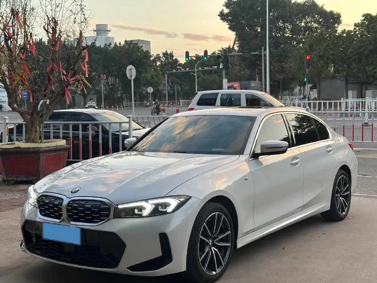 2025 BMW 3 Series 2.0T 184HP L4 8AT