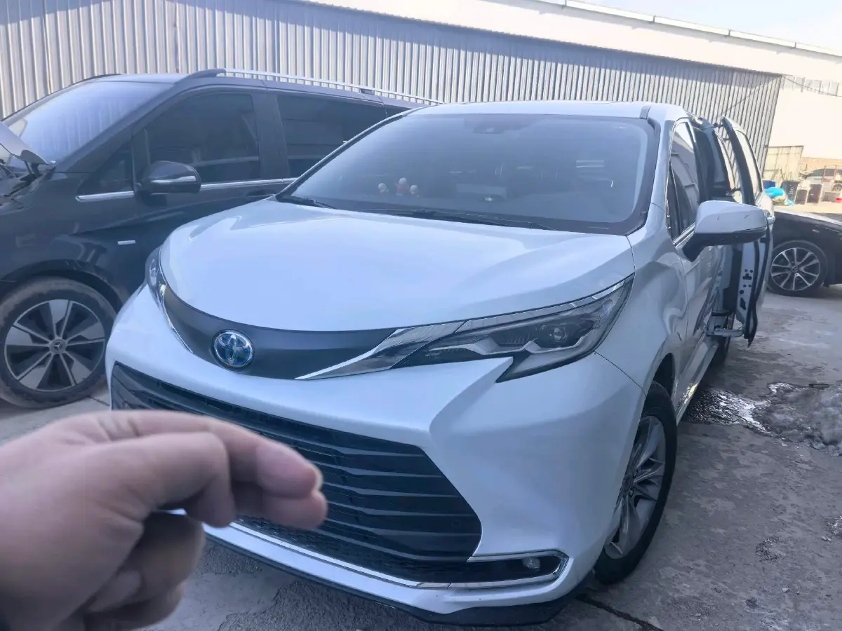2023 Toyota Sienna 2.5L 189HP L4 E-CVT Hybrid
