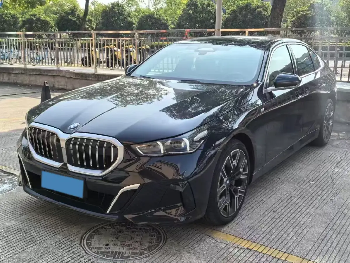 2025 BMW 5 Series 2.0T 258HP L4 8AT