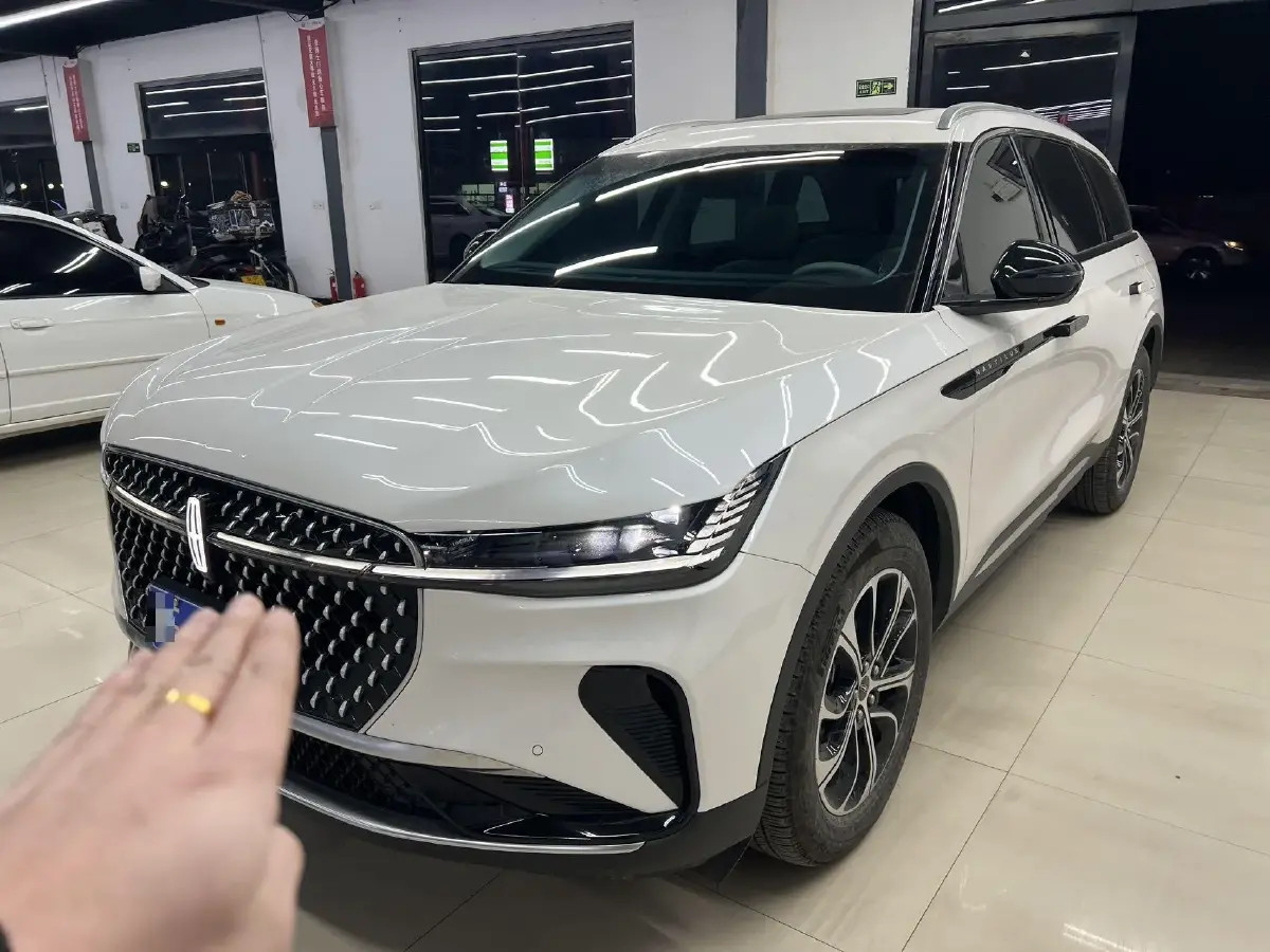 2025 Lincoln Nautilus 2.0T 261HP L4 8AT