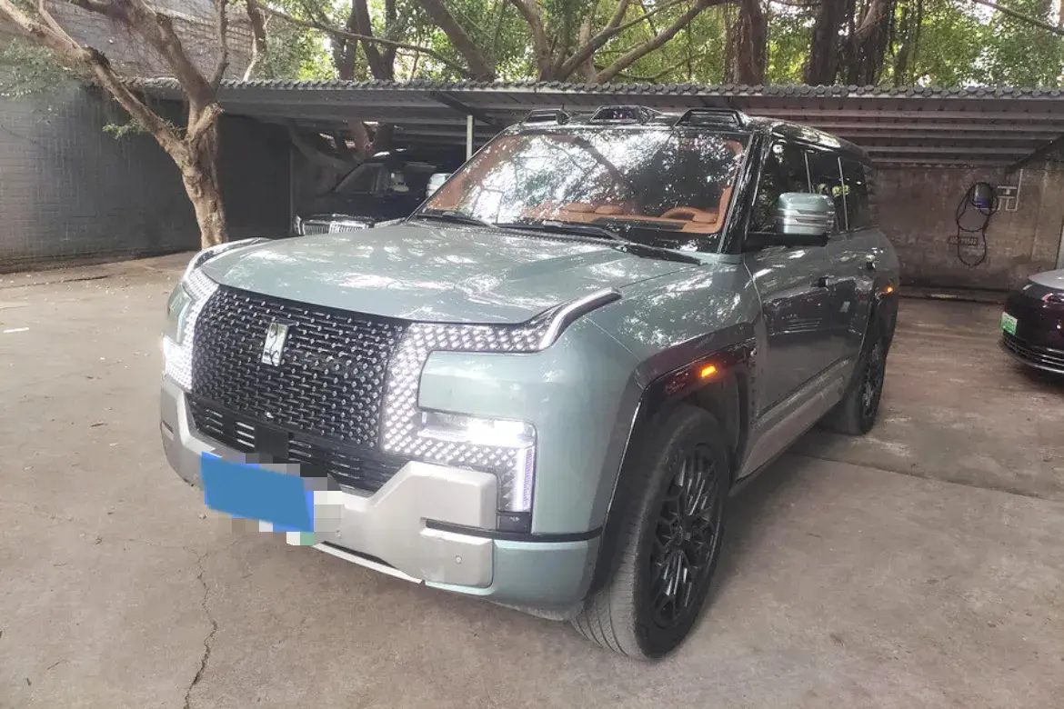 2023 YangWang U8 2.0T 272HP L4 REEV 49.05KWH