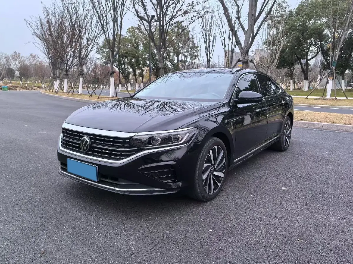 2023 Volkswagen Passat 2.0T 220HP L4 7DCT