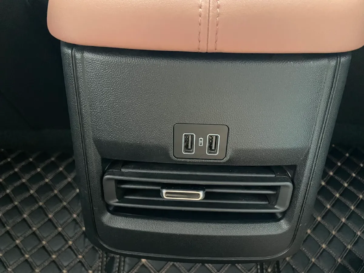 2023 Venucia VX6 BEV 62KWH,autocango,china used car exporter,china ev exporter,chinese used car exporter,chinese used ev exporter