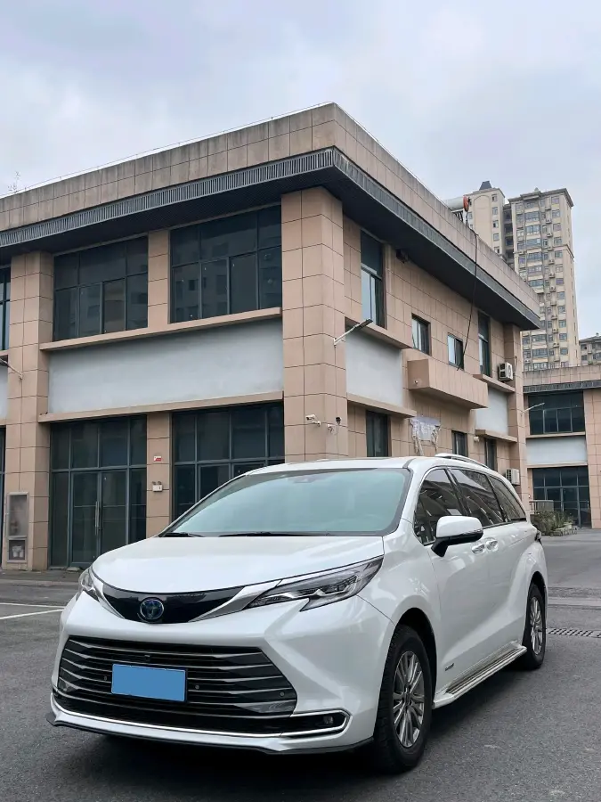 2023 Toyota Sienna 2.5L 189HP L4 E-CVT Hybrid