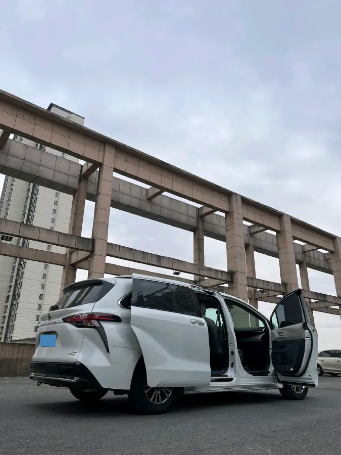 2023 Toyota Sienna 2.5L 189HP L4 E-CVT Hybrid,autocango,china used car exporter,china ev exporter,chinese used car exporter,chinese used ev exporter