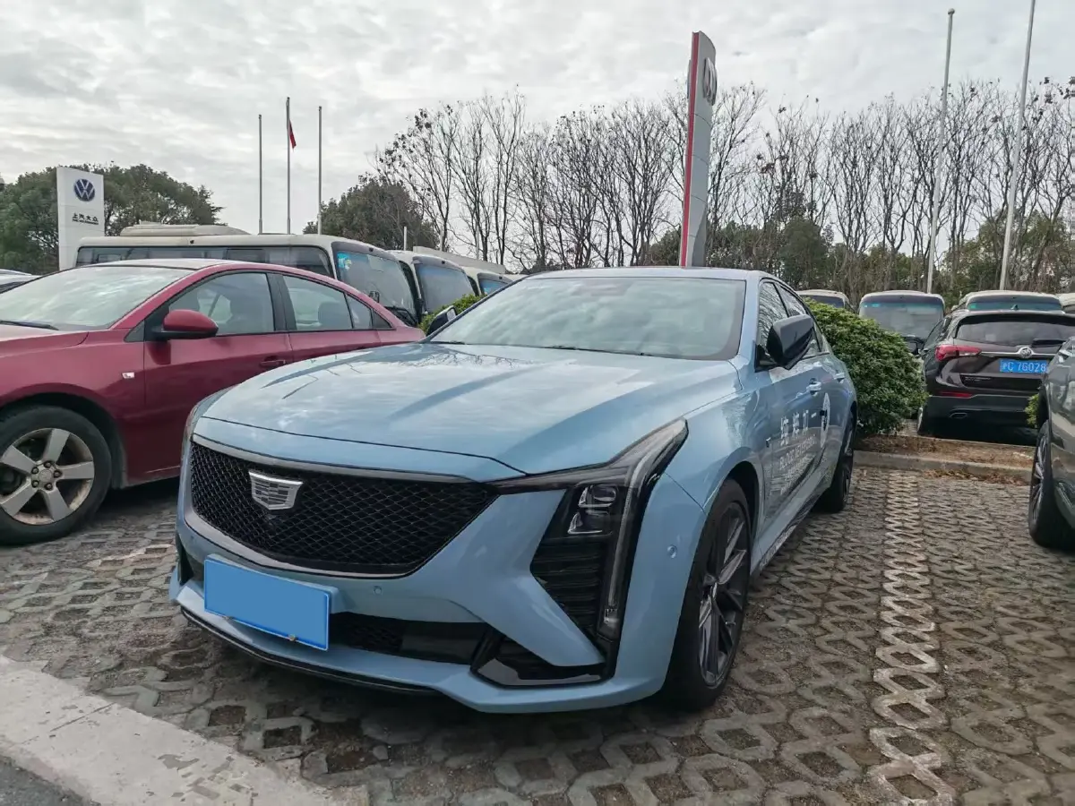 2025 Cadillac CT5 2.0T 237HP L4 10AT