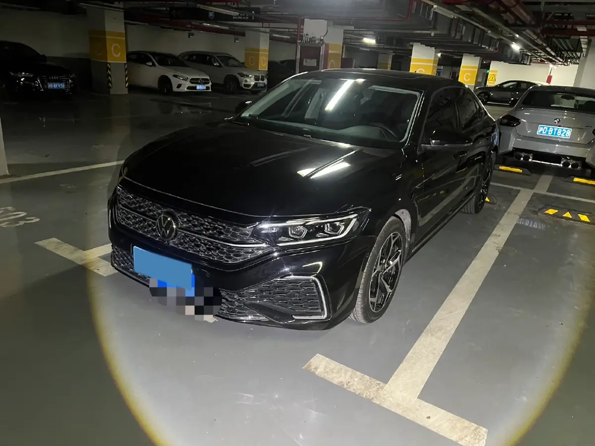 2024 Volkswagen Passat 2.0T 220HP L4 7DCT