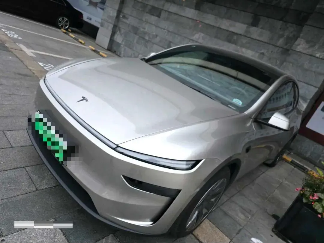 2025 Tesla Model Y L BEV