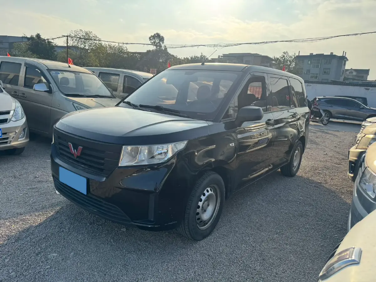 2021 WuLing HongGuang Plus 1.5L 99HP L4 6MT